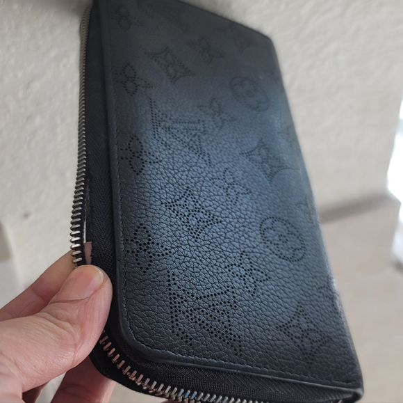 Louis Vuitton Mahina Round Zippy Wallet Noir W/Box - Picture 13 of 16
